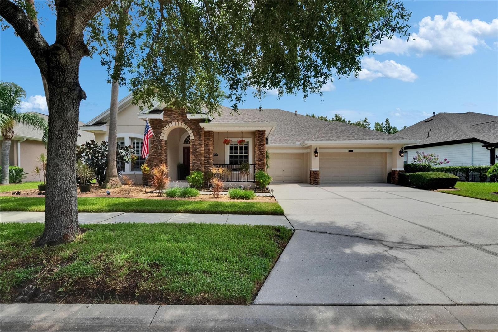 Listing photo id 2 for 8704 Winsome Way