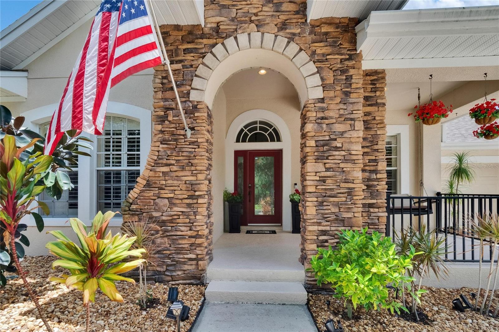 Listing photo id 3 for 8704 Winsome Way
