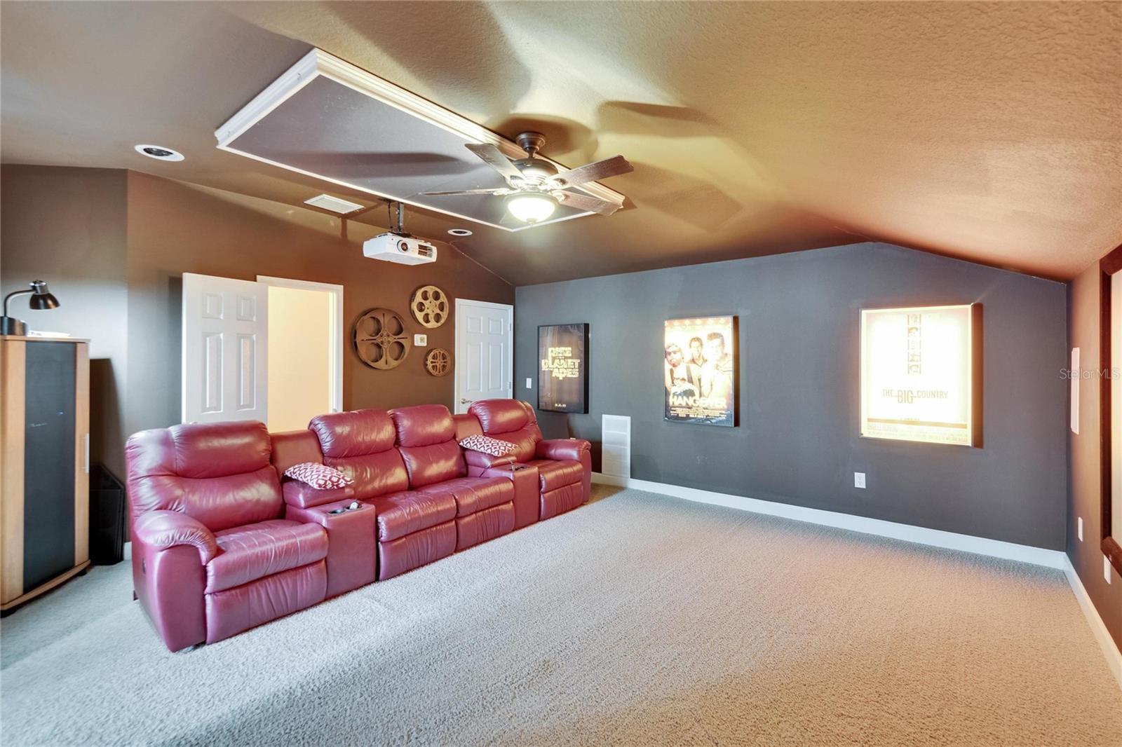 Listing photo id 52 for 8704 Winsome Way