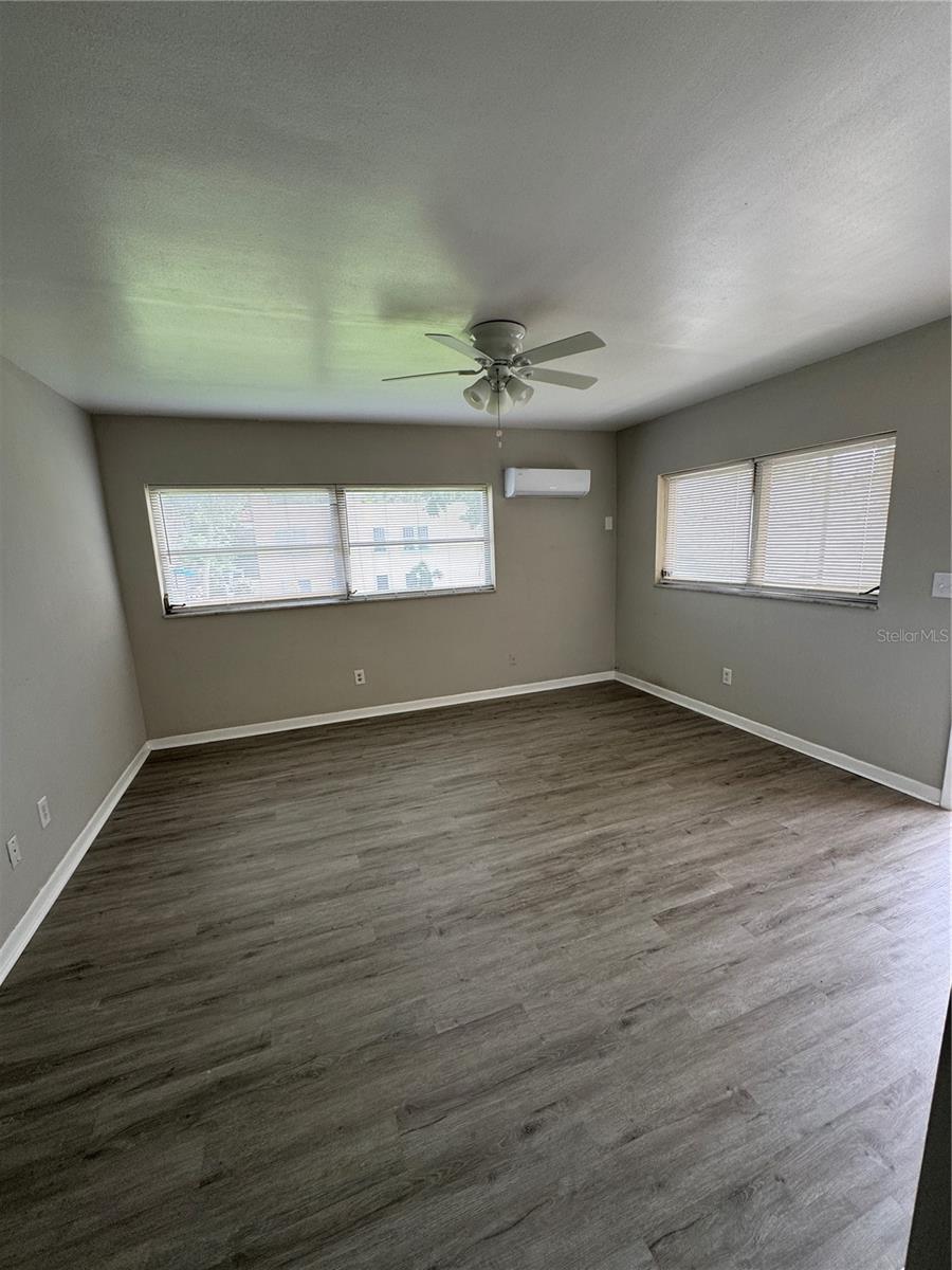 Listing photo id 10 for 615 Oak Avenue