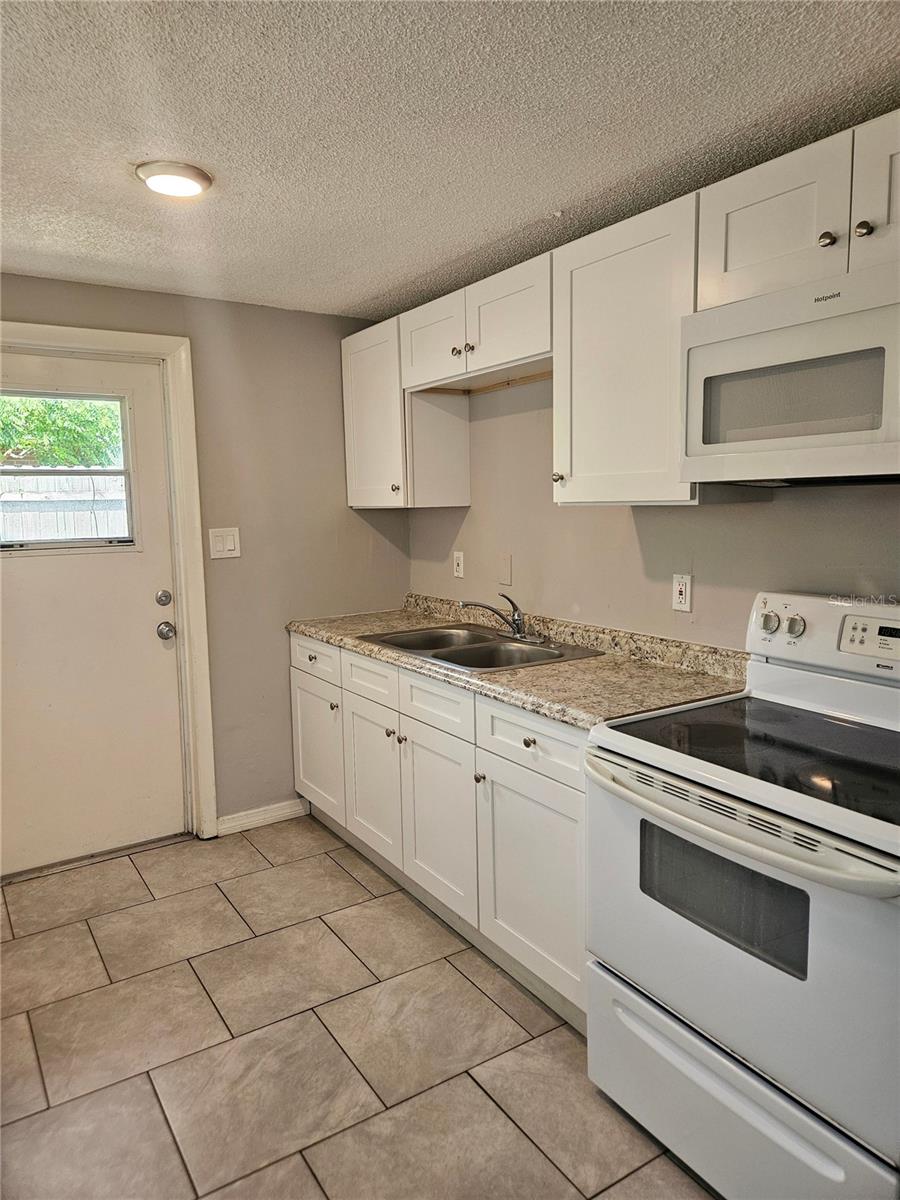 Image 5 of 14 For 5302 Oakwood Court 1