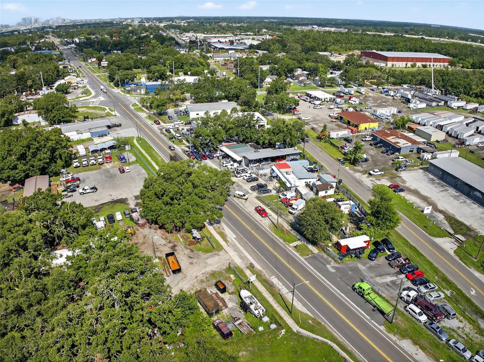 Listing photo id 1 for 6220 Broadway Avenue