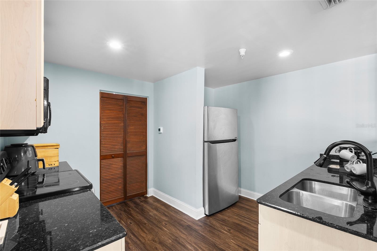 Image 8 of 28 For 215 Central Avenue 4f