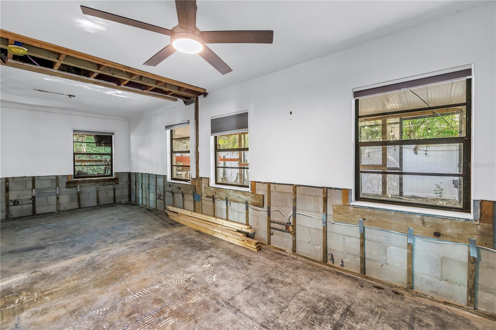 Image 9 of 36 For 489 Davis Boulevard