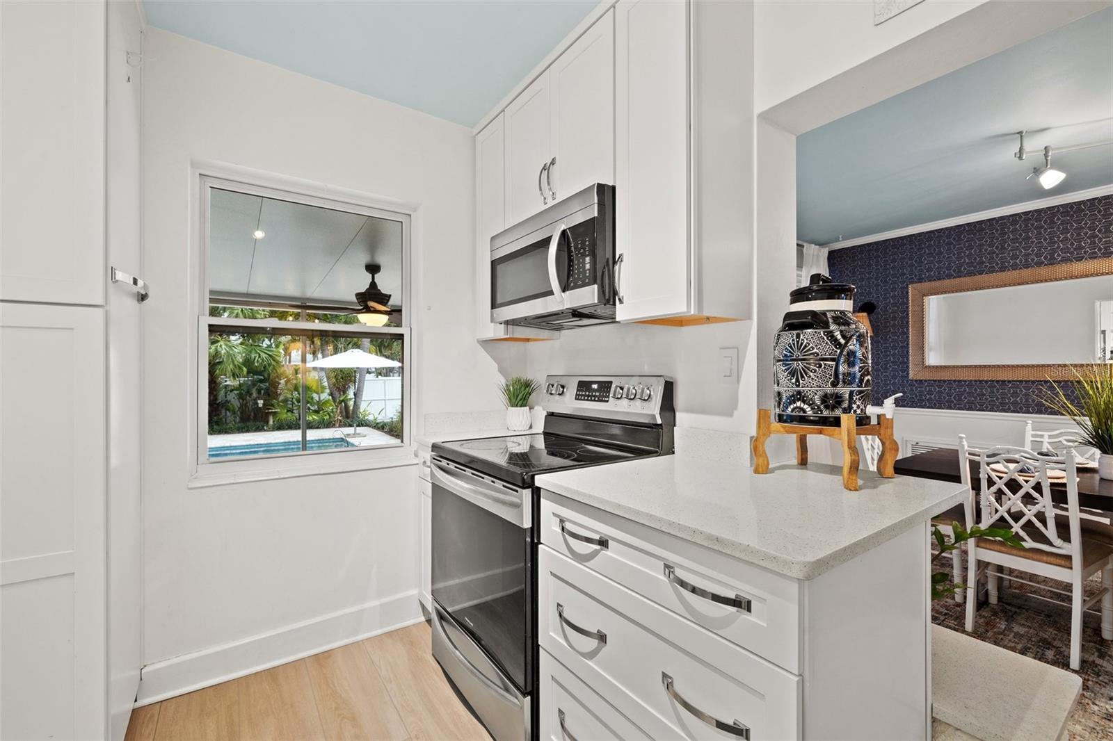 Image 10 of 37 For 818 37th Avenue Ne