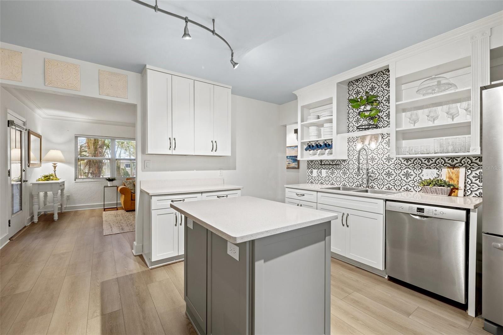 Image 12 of 37 For 818 37th Avenue Ne