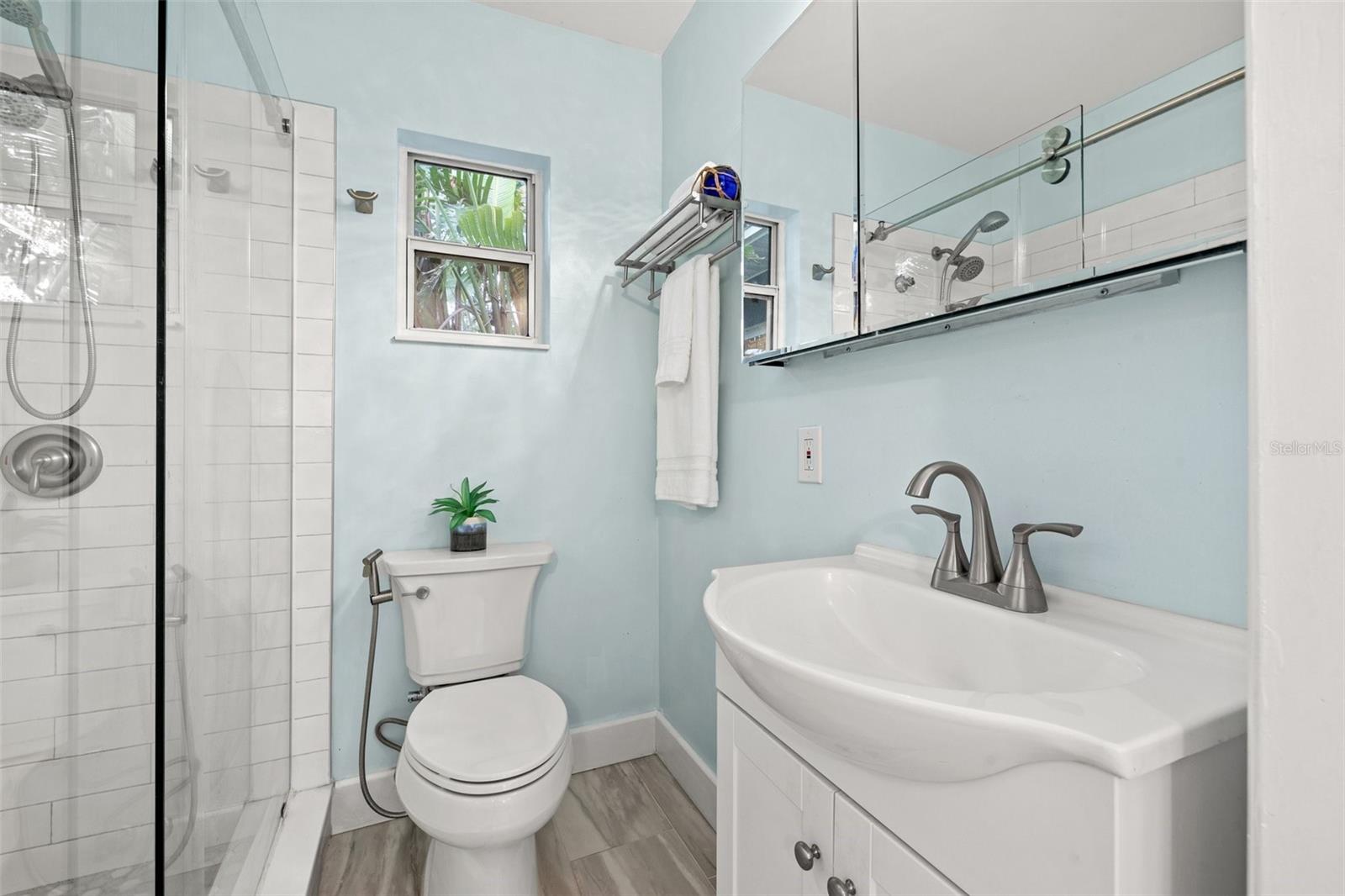 Image 13 of 37 For 818 37th Avenue Ne