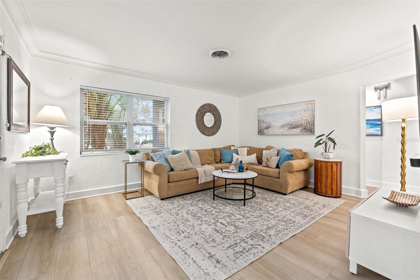Image 4 of 37 For 818 37th Avenue Ne