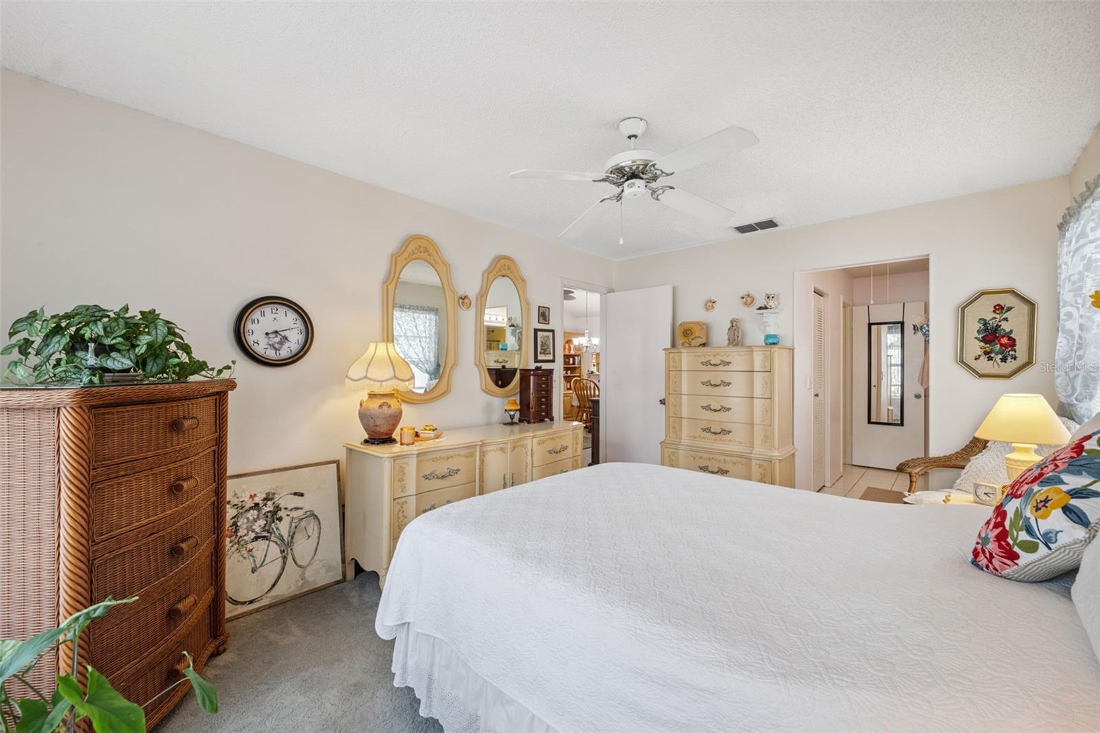 Image 16 of 39 For 1136 Thayer Street