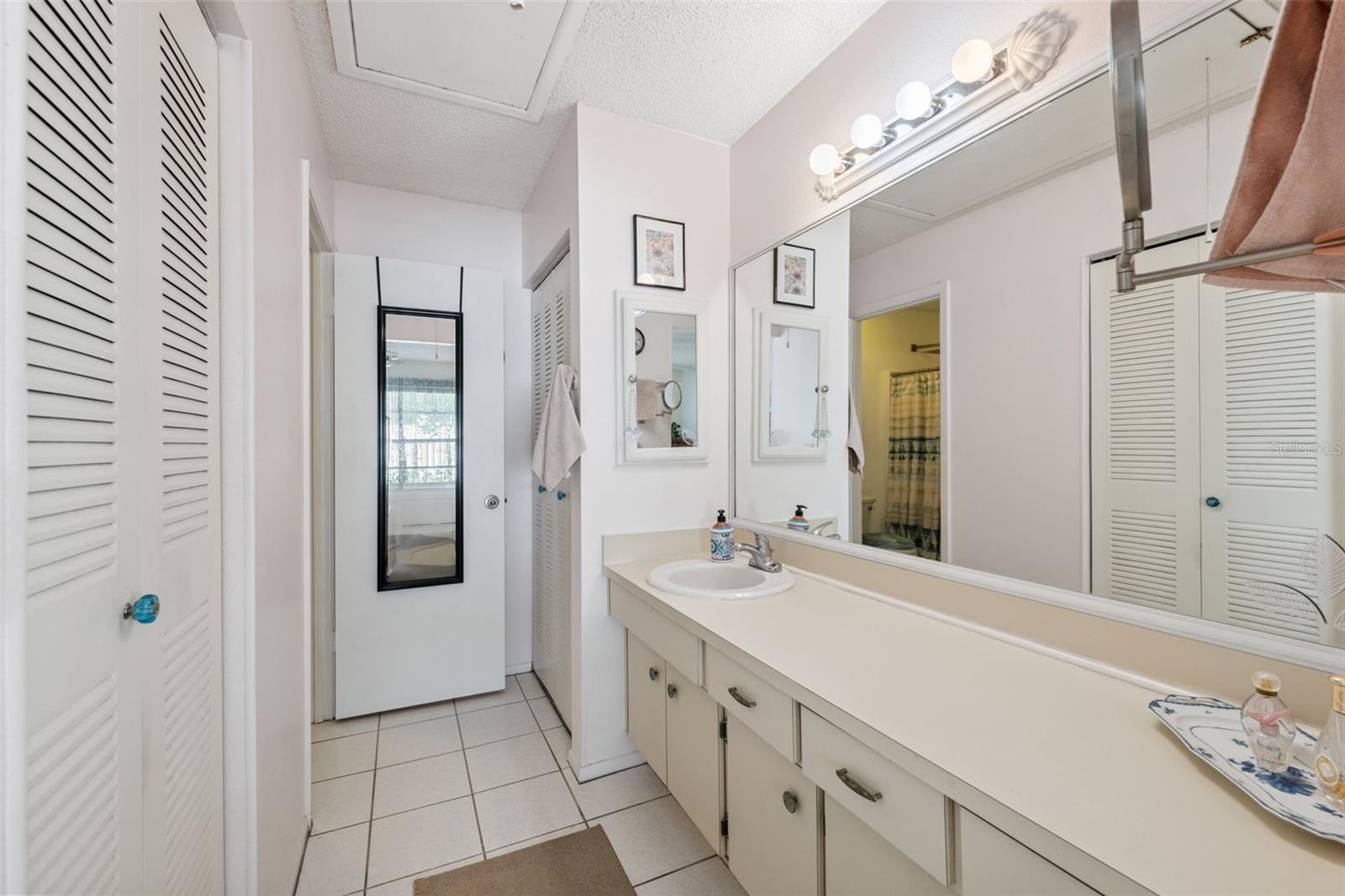 Image 19 of 39 For 1136 Thayer Street