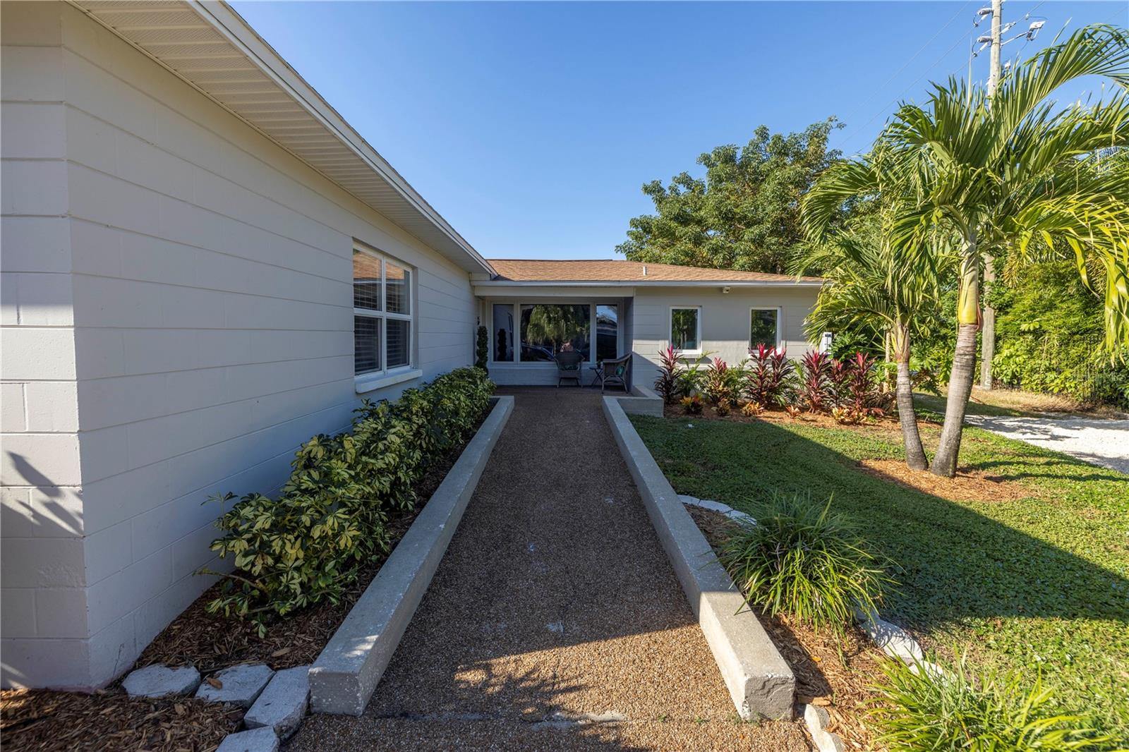 Image 4 of 61 For 610 Cordova Boulevard Ne