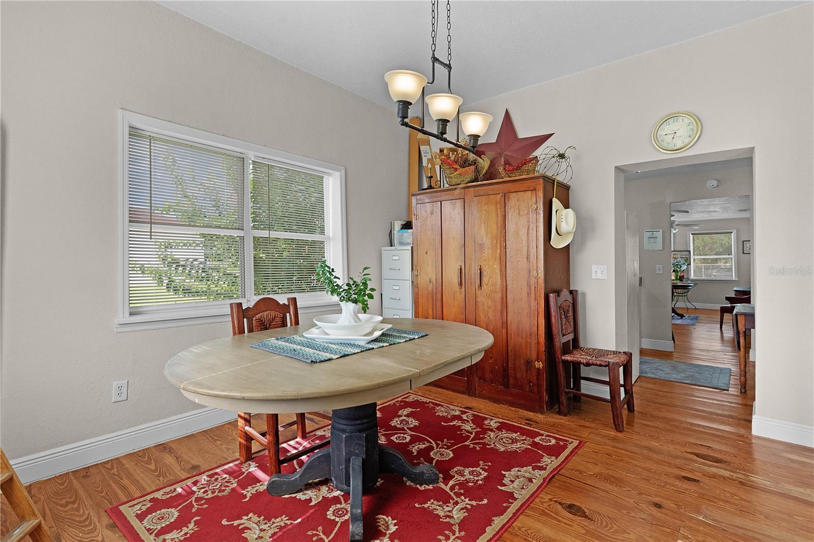 Listing photo id 10 for 453 Market Boulevard