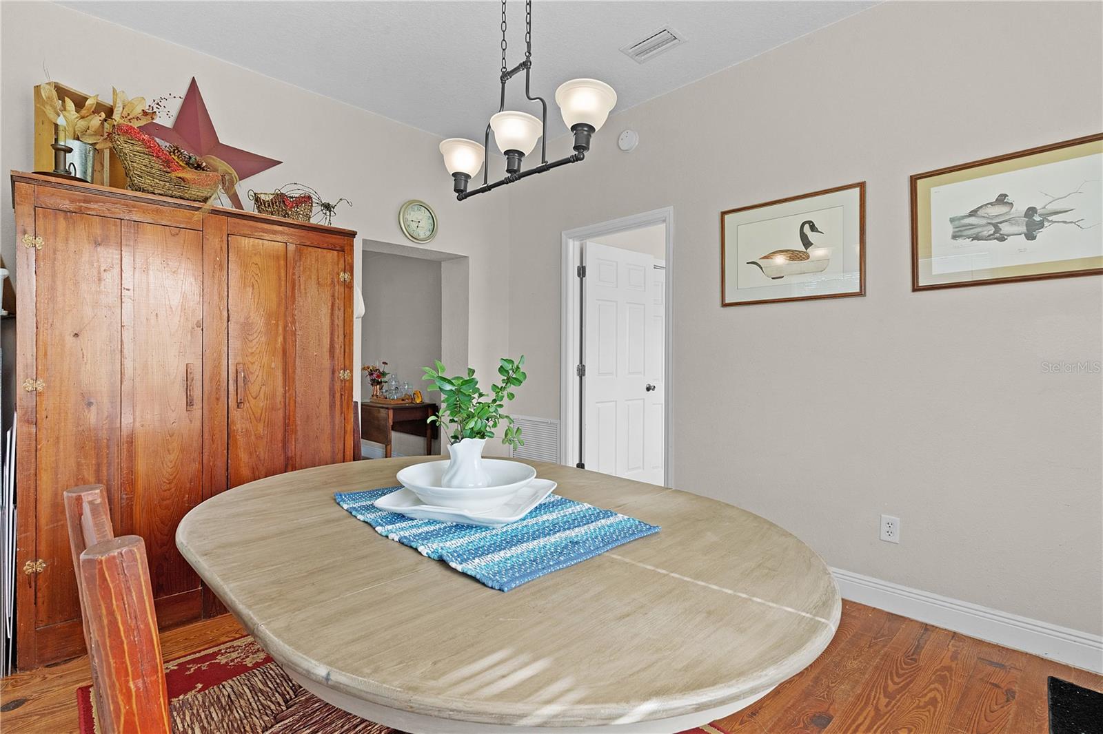 Listing photo id 11 for 453 Market Boulevard