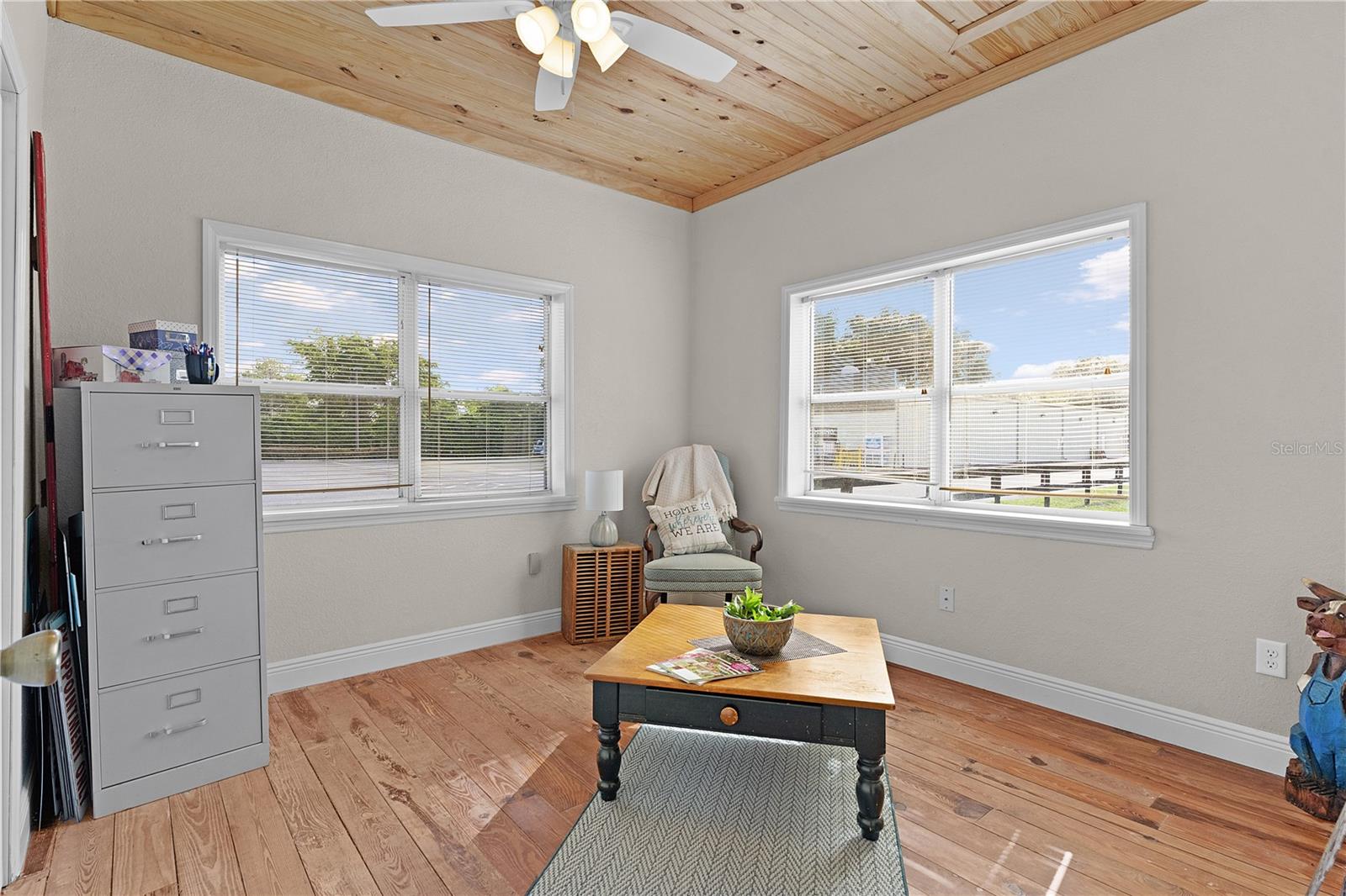 Listing photo id 13 for 453 Market Boulevard