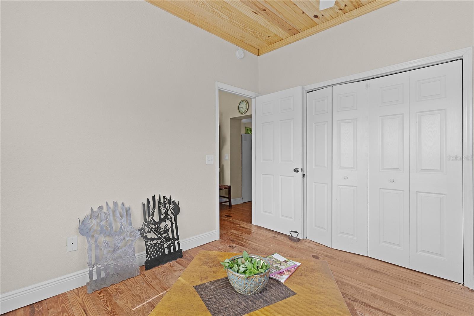 Listing photo id 14 for 453 Market Boulevard