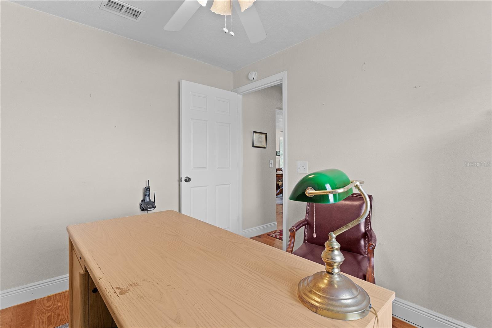Listing photo id 15 for 453 Market Boulevard