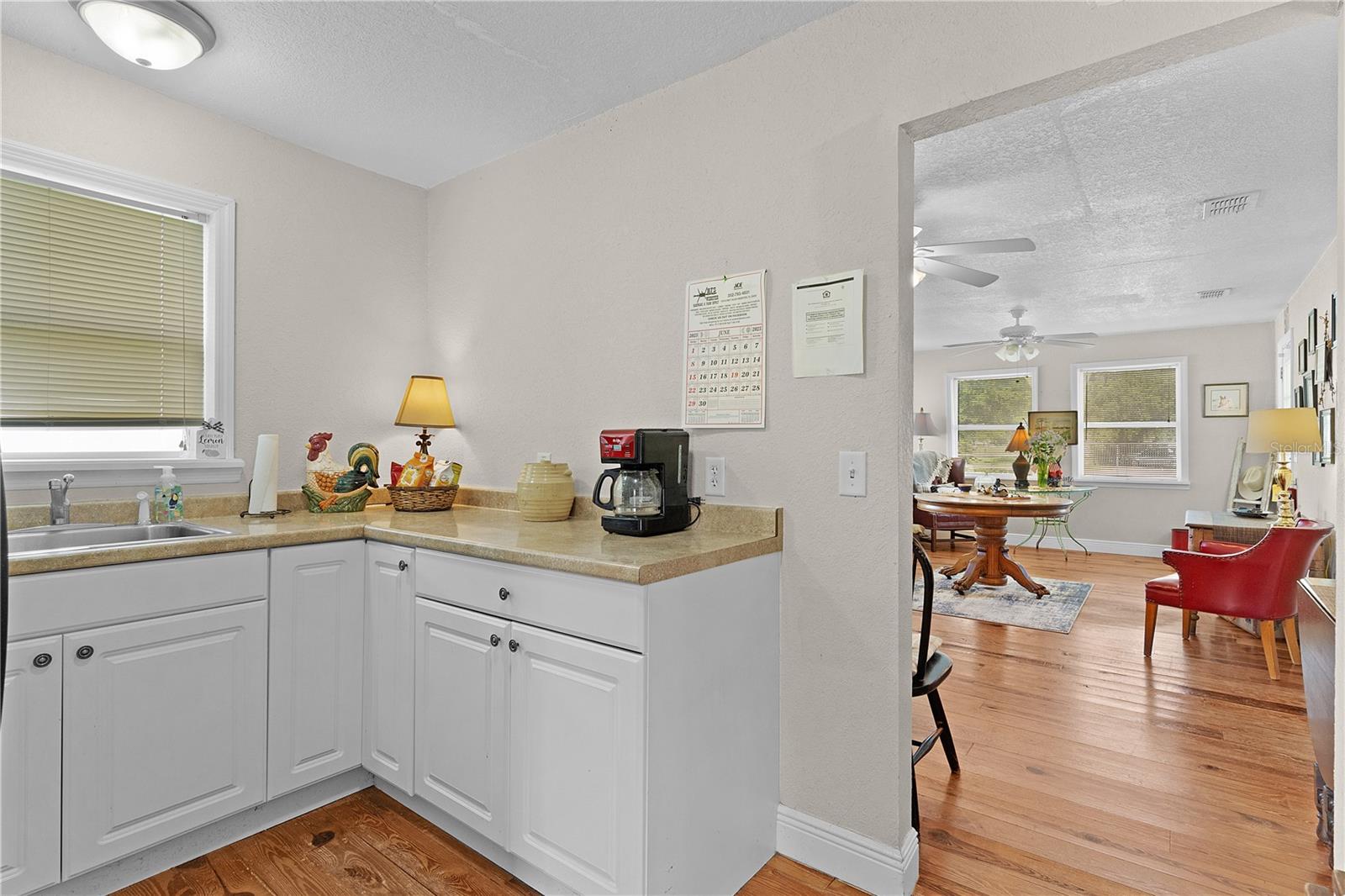 Listing photo id 18 for 453 Market Boulevard