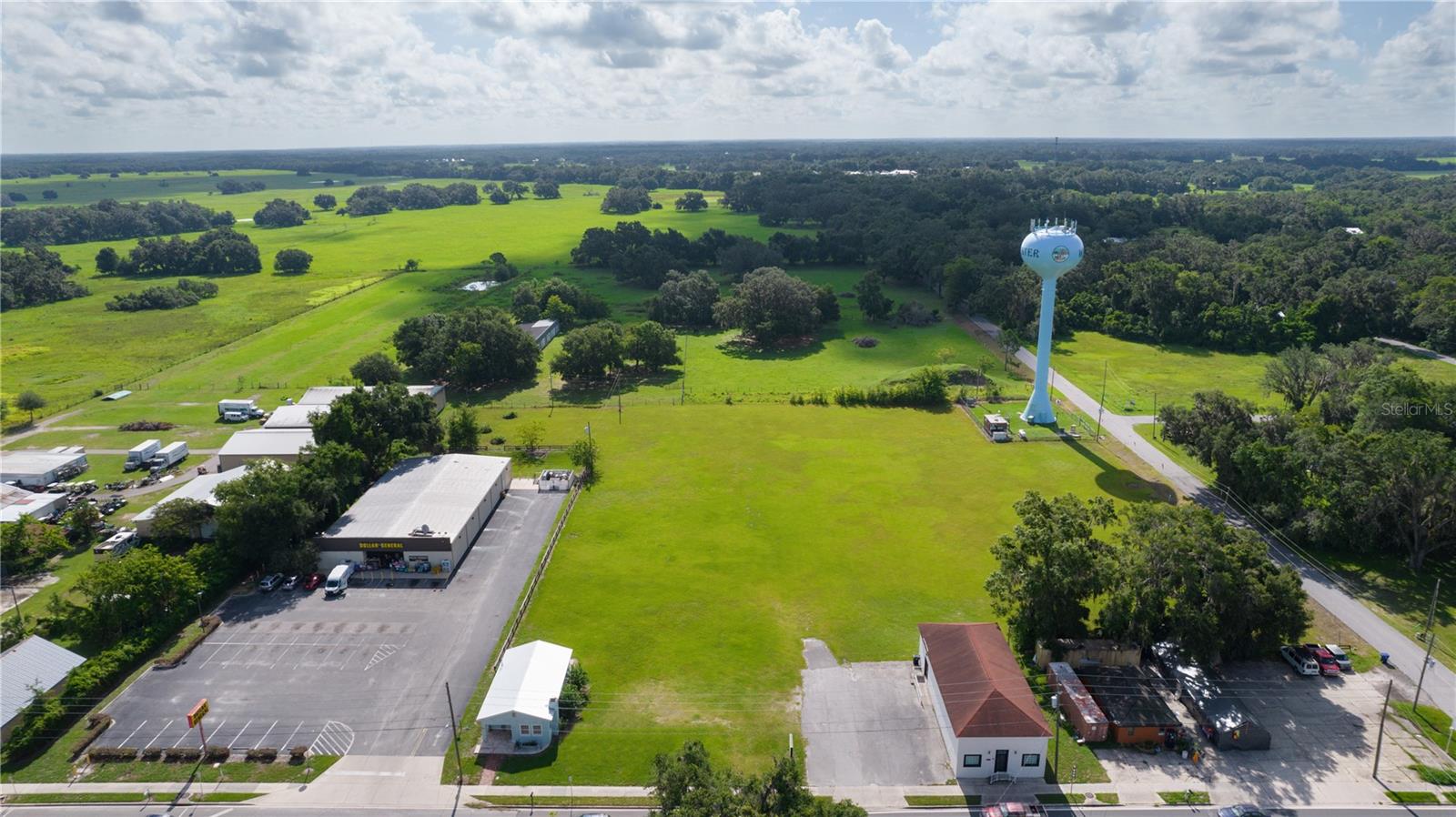 Listing photo id 24 for 453 Market Boulevard