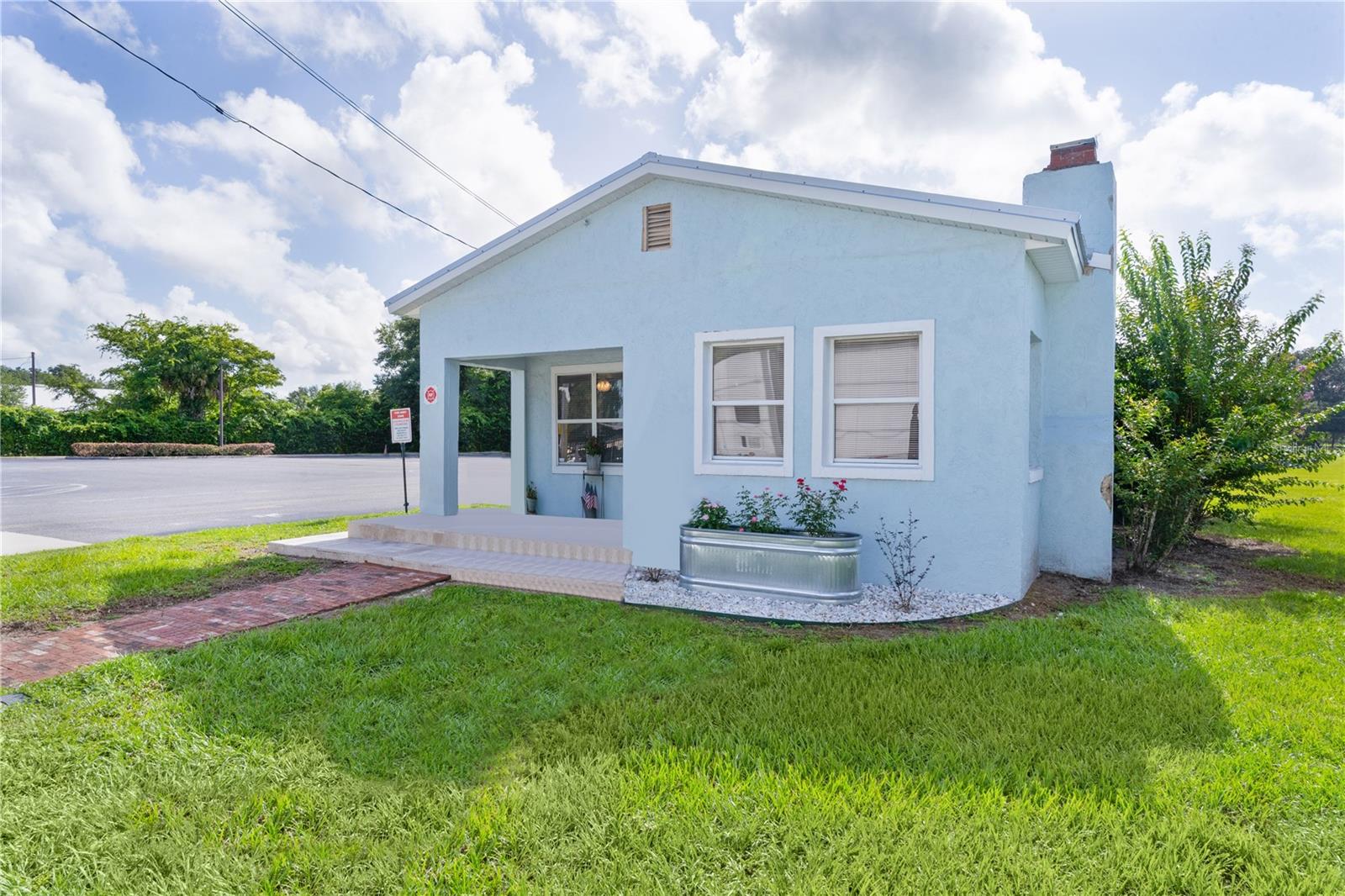 Listing photo id 1 for 453 Market Boulevard