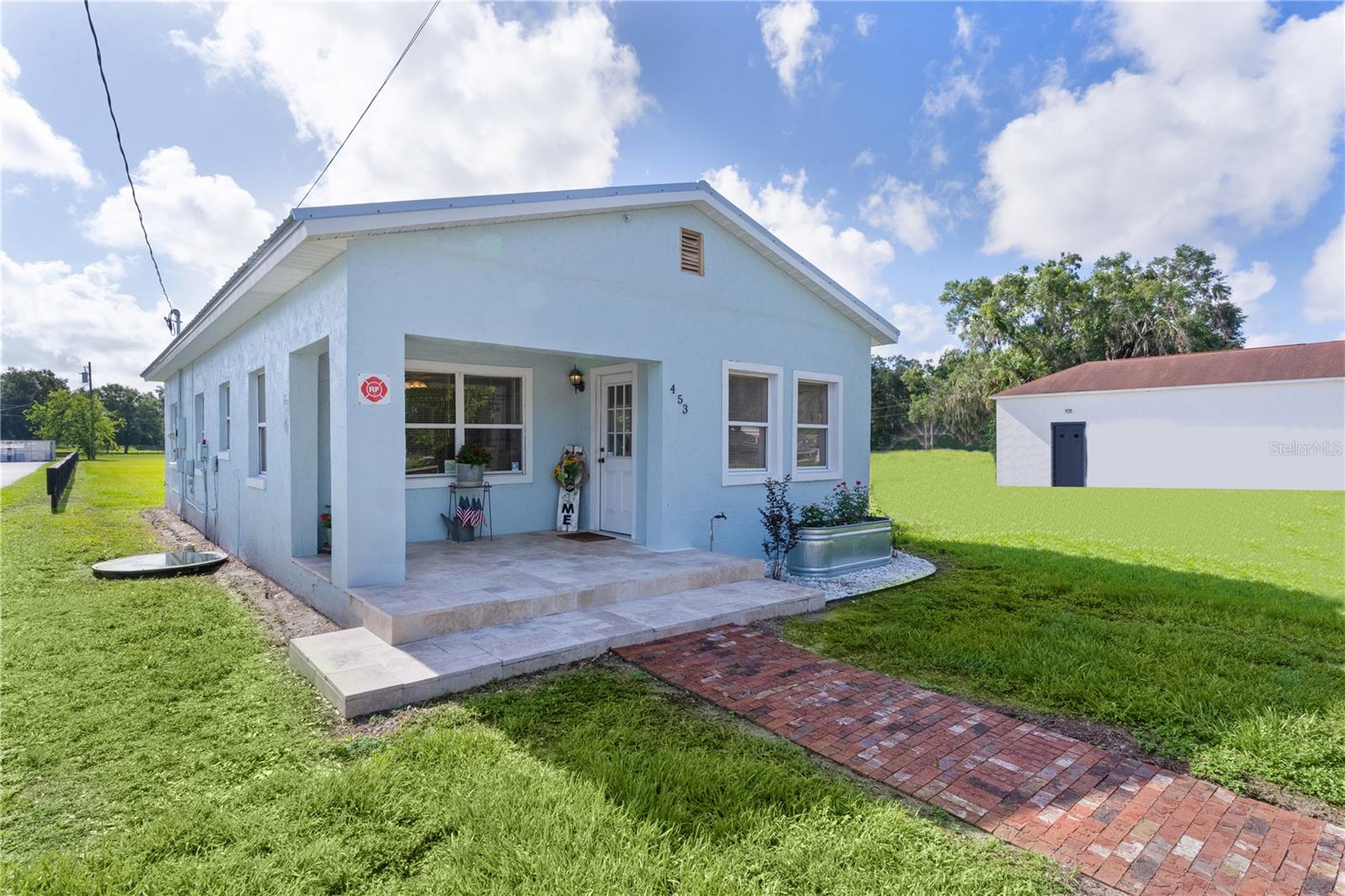 Listing photo id 2 for 453 Market Boulevard