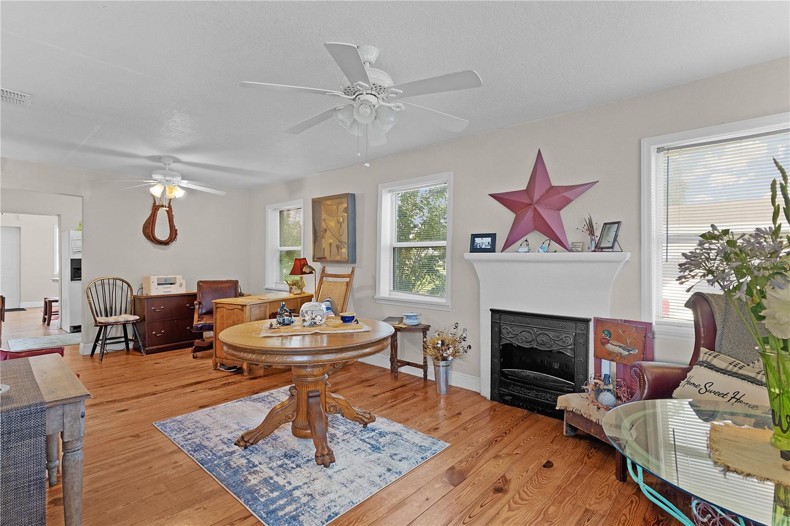 Listing photo id 3 for 453 Market Boulevard