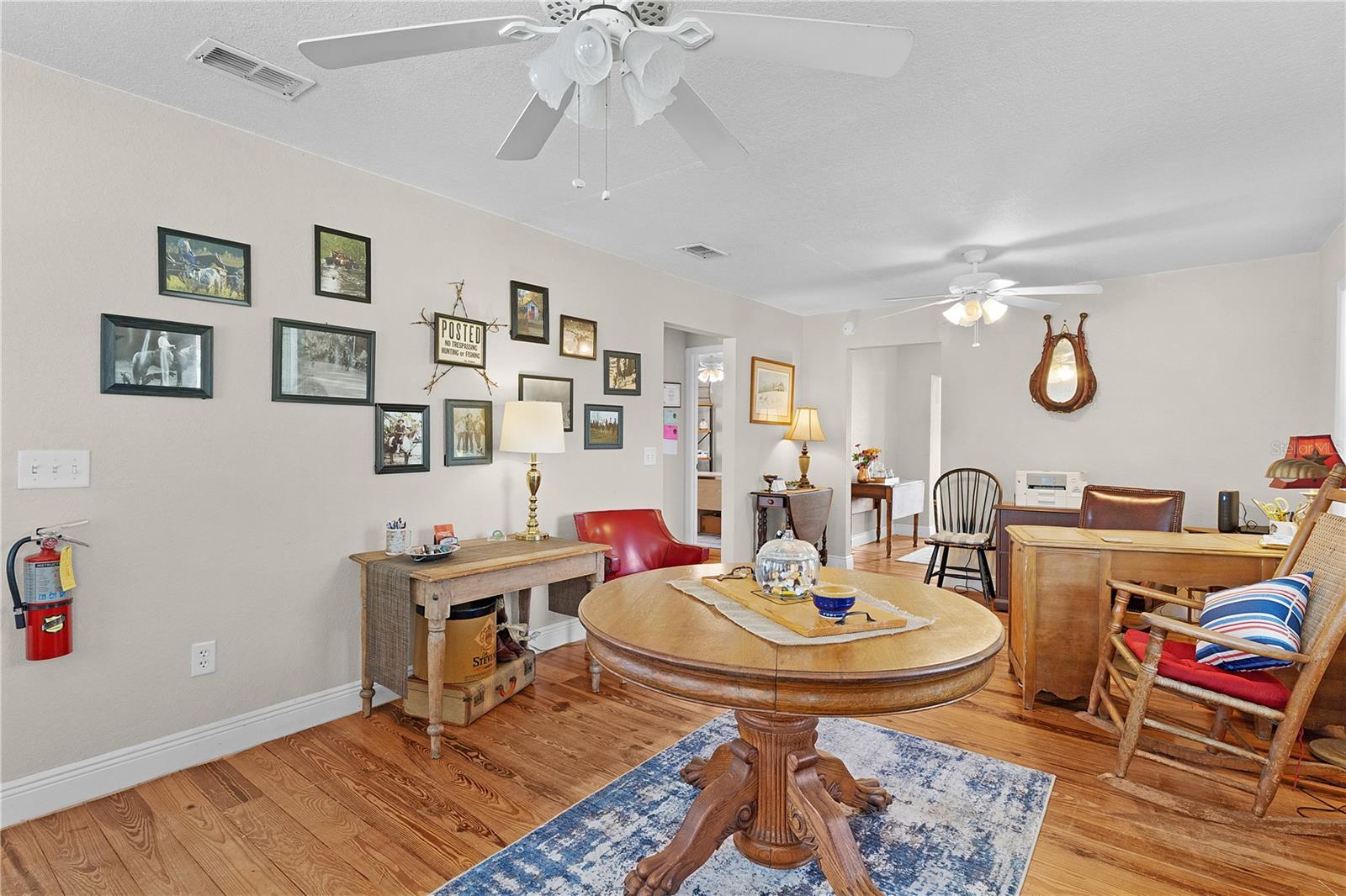 Listing photo id 4 for 453 Market Boulevard
