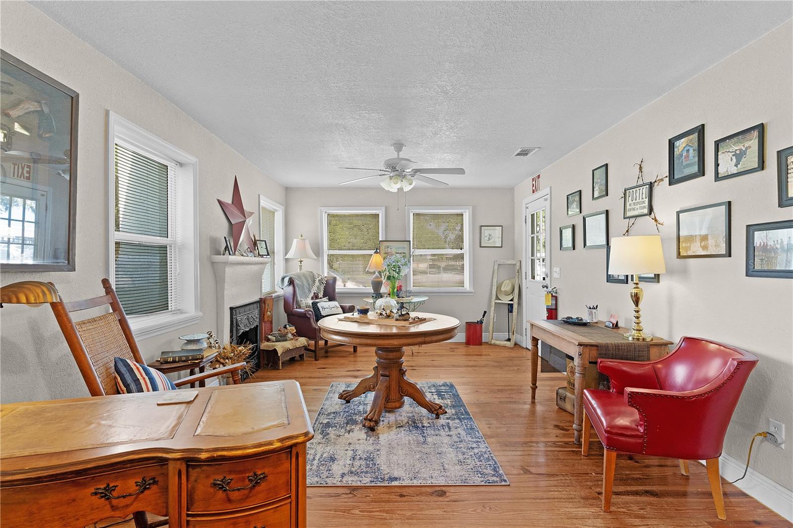 Listing photo id 5 for 453 Market Boulevard