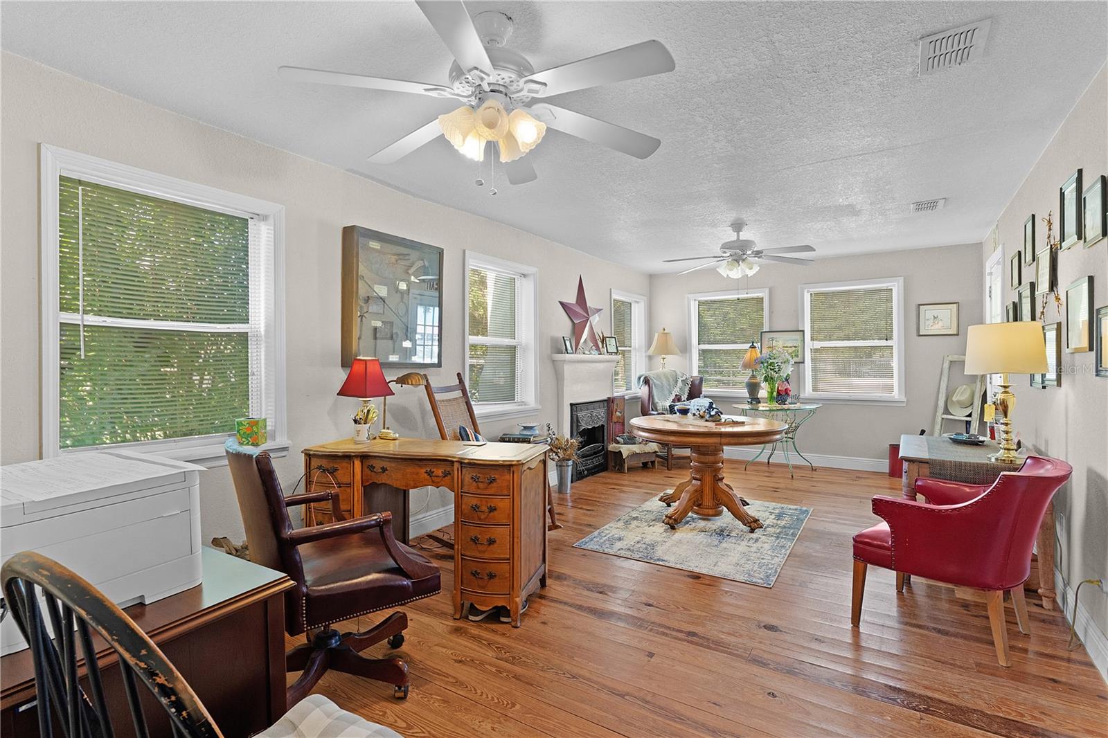 Listing photo id 6 for 453 Market Boulevard