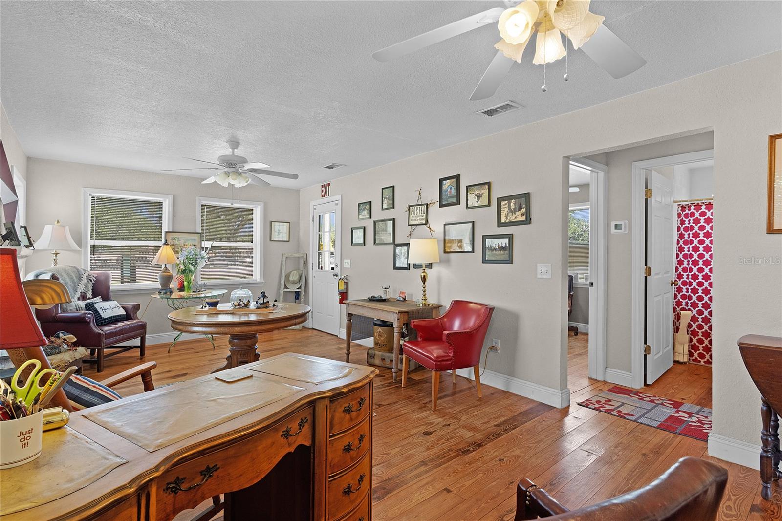 Listing photo id 7 for 453 Market Boulevard