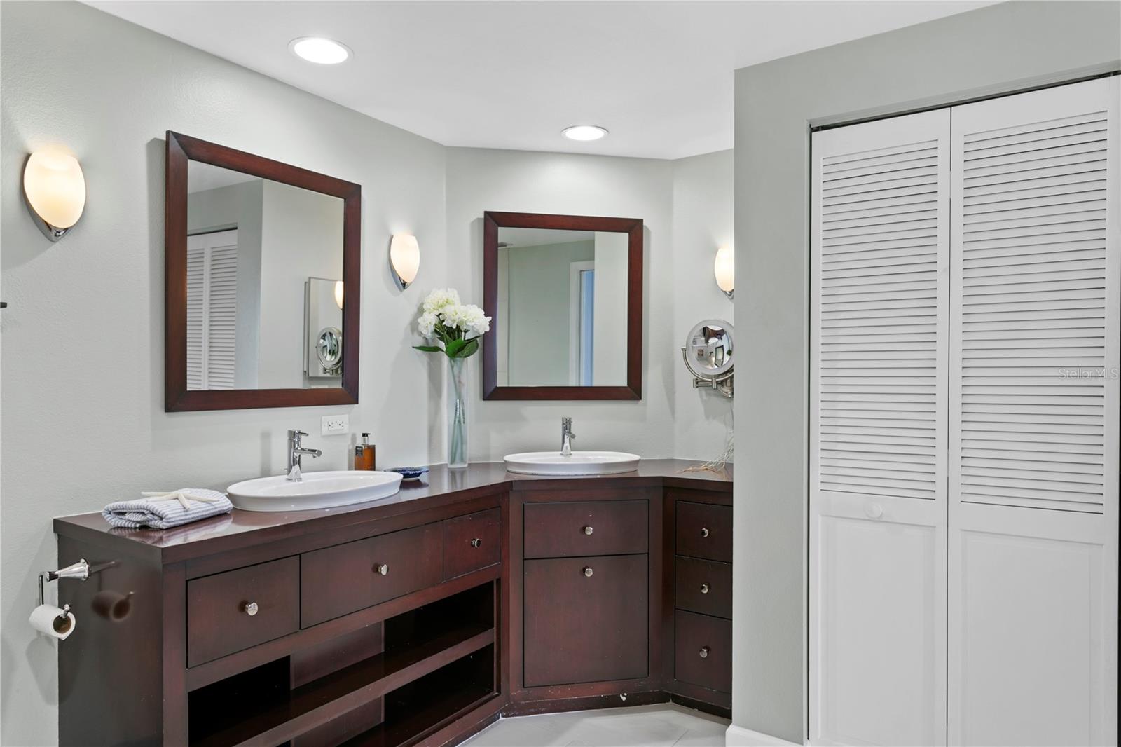 Image 34 of 67 For 4717 Dolphin Cay Lane S 303