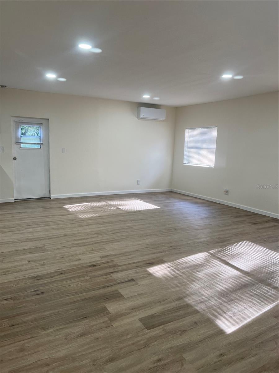Listing photo id 10 for 6606 Corbin Lane