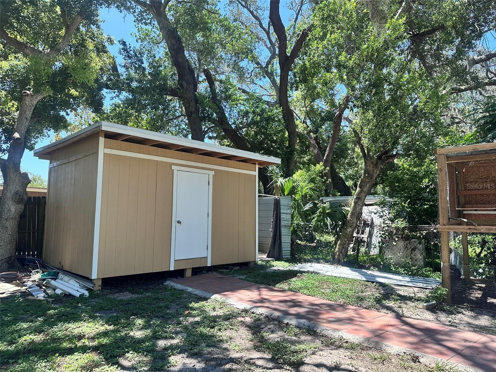 Listing photo id 17 for 6606 Corbin Lane