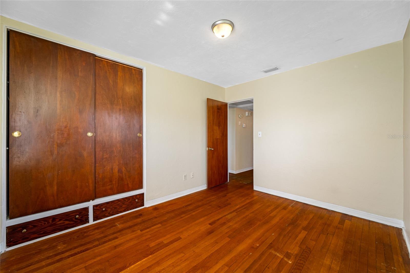 Image 21 of 44 For 6219 Hampton Drive N