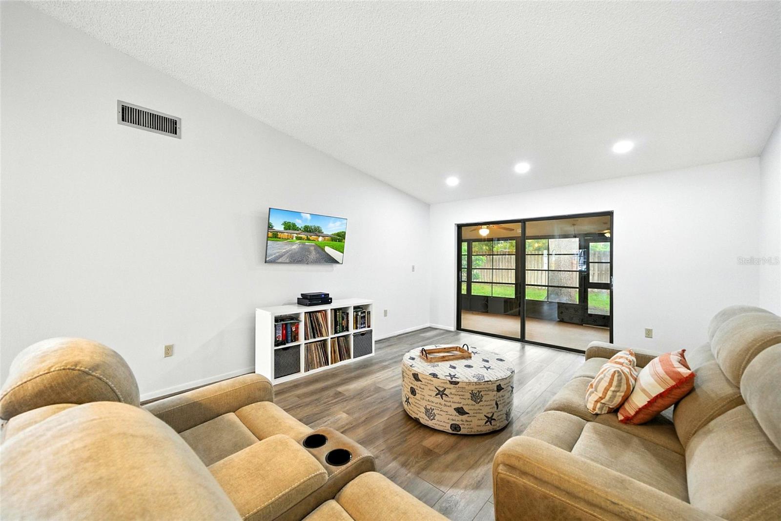 Image 9 of 47 For 1725 Pine Ridge Way E #e