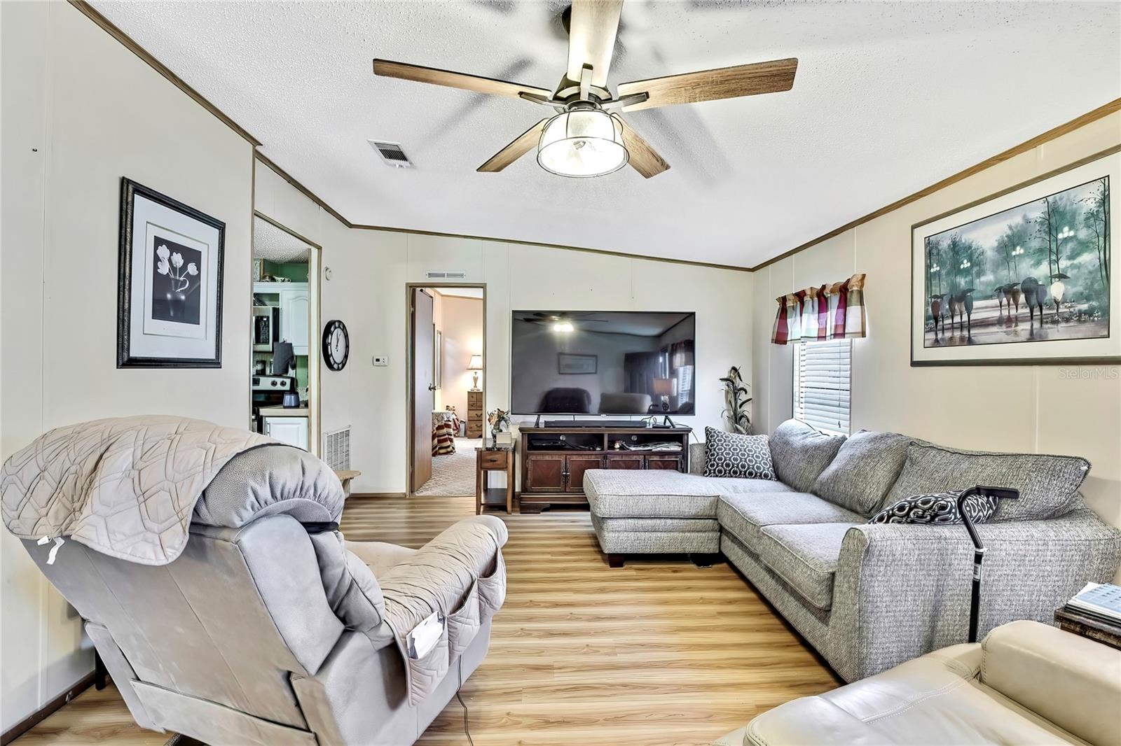 Listing photo id 2 for 14512 Dehaven Avenue
