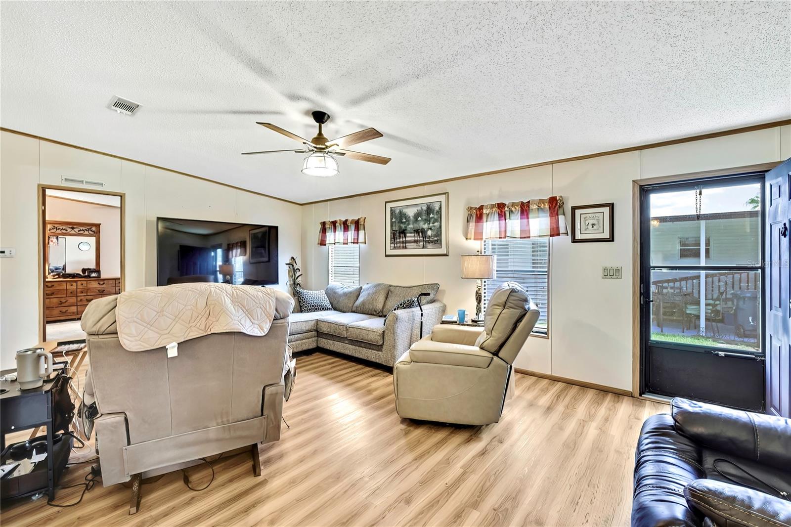 Listing photo id 3 for 14512 Dehaven Avenue