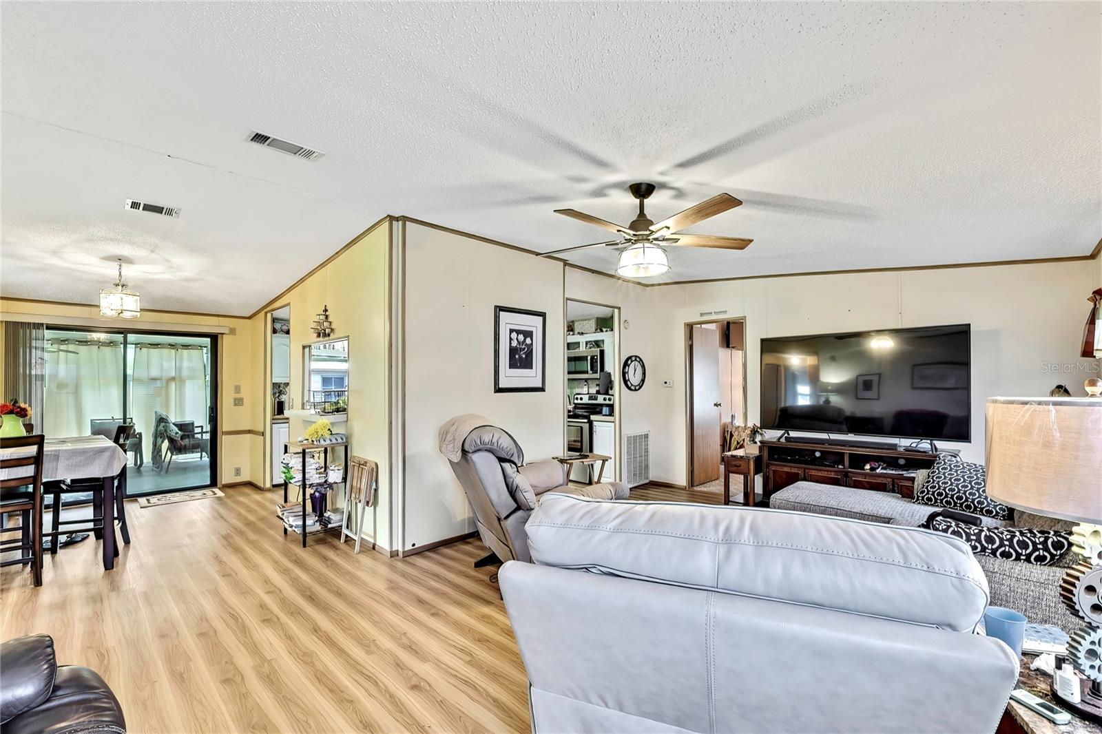 Listing photo id 5 for 14512 Dehaven Avenue