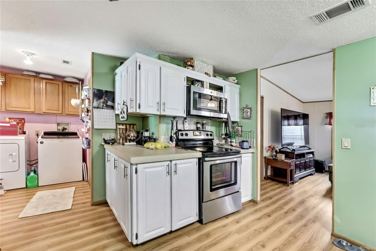 Listing photo id 7 for 14512 Dehaven Avenue