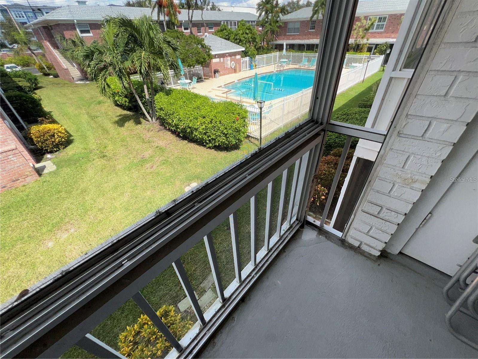 Listing photo id 18 for 3535 41st Terrace S 219