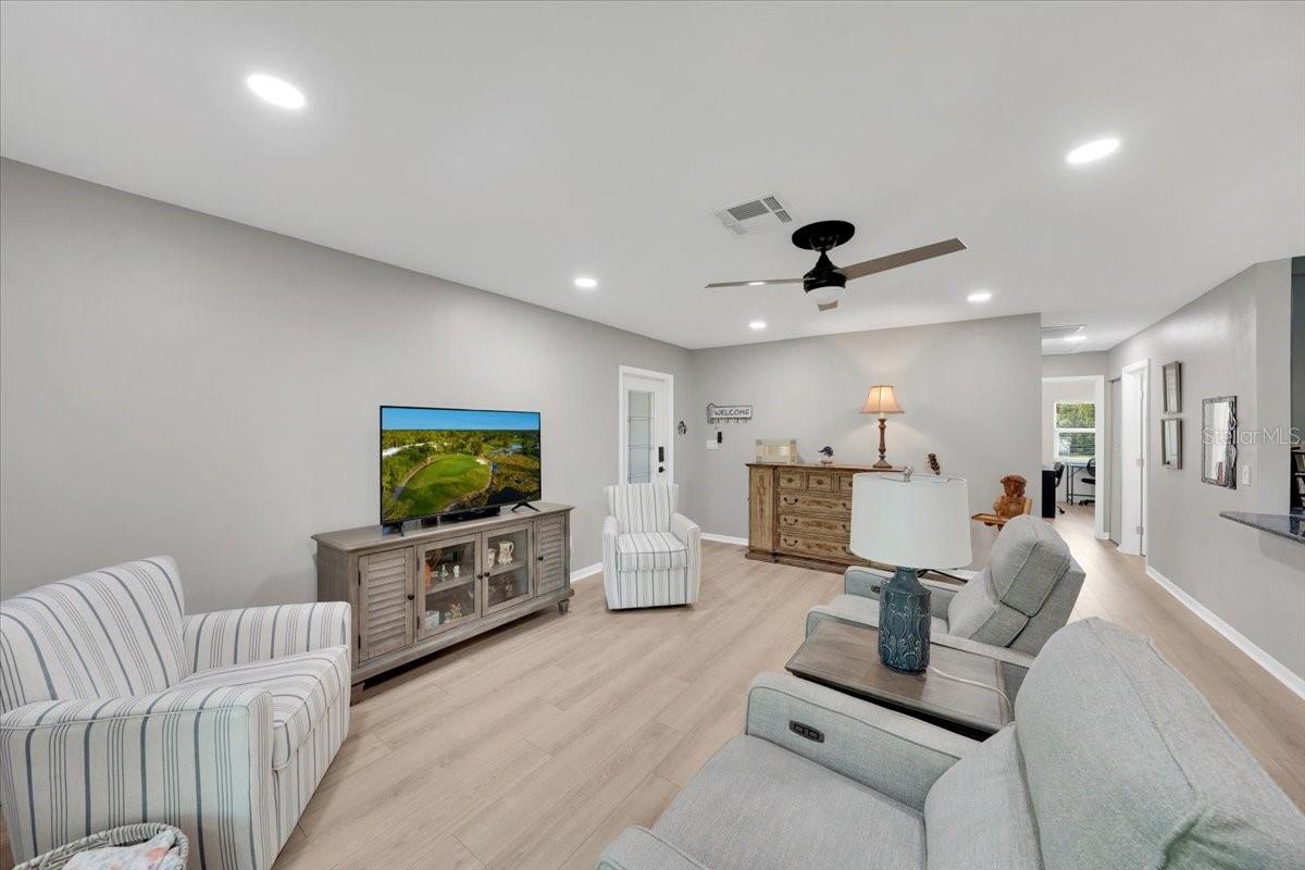Image 14 of 43 For 511 Foxglove Circle B