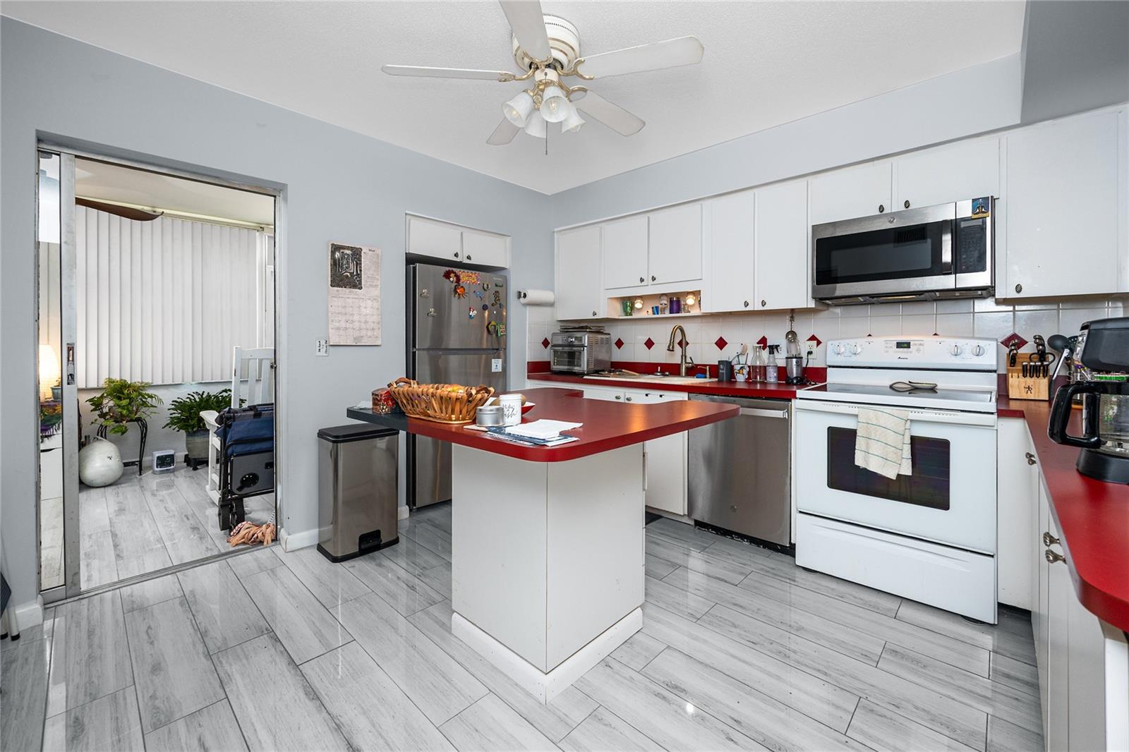 Image 3 of 54 For 211 Pasadena Avenue N 109
