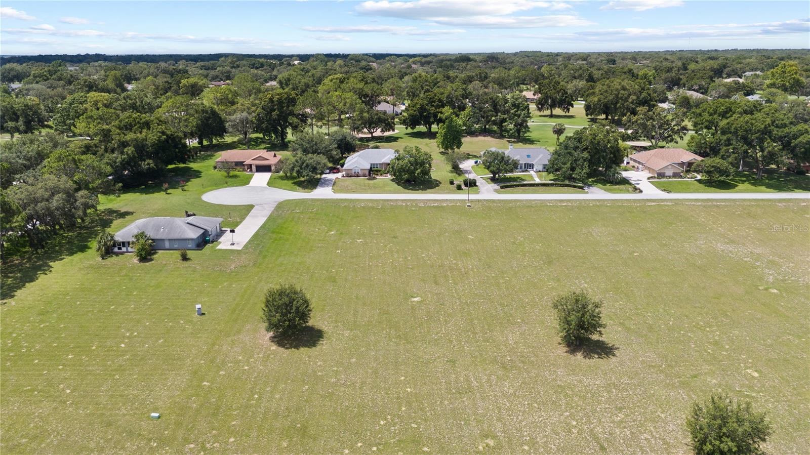 Listing photo id 8 for 389 Cumberland Court
