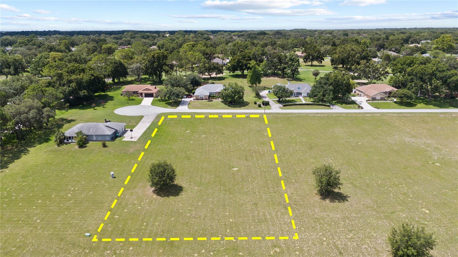 Listing photo id 9 for 389 Cumberland Court