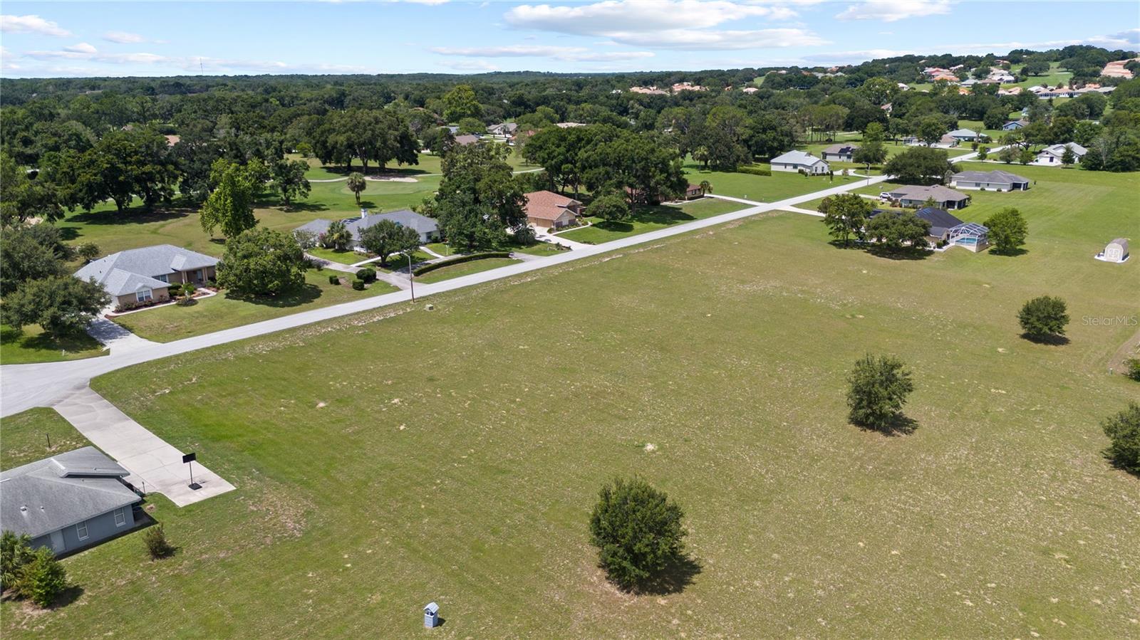 Listing photo id 10 for 389 Cumberland Court