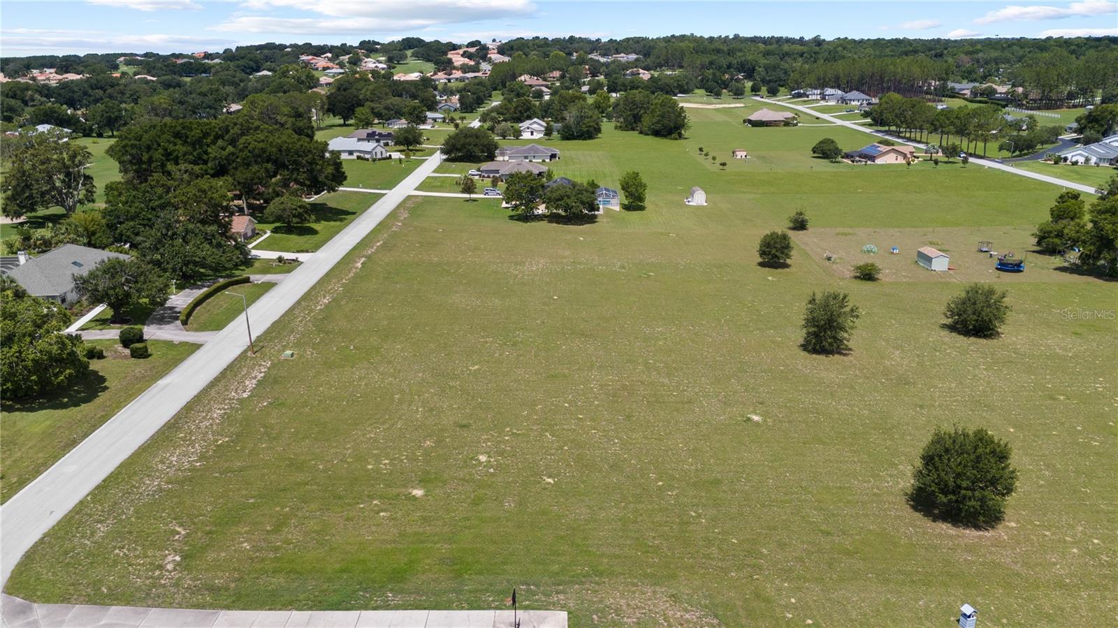 Listing photo id 12 for 389 Cumberland Court