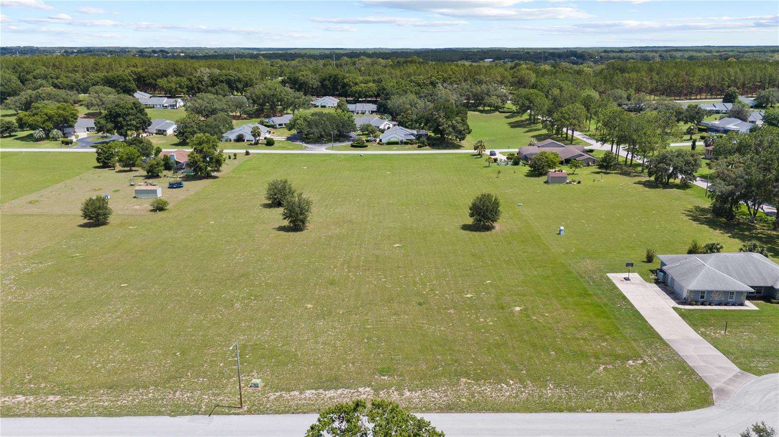 Listing photo id 3 for 389 Cumberland Court