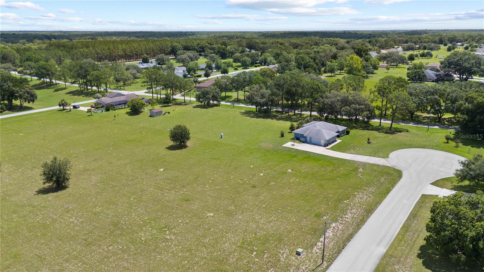 Listing photo id 5 for 389 Cumberland Court