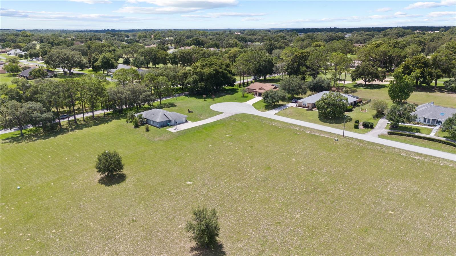 Listing photo id 7 for 389 Cumberland Court