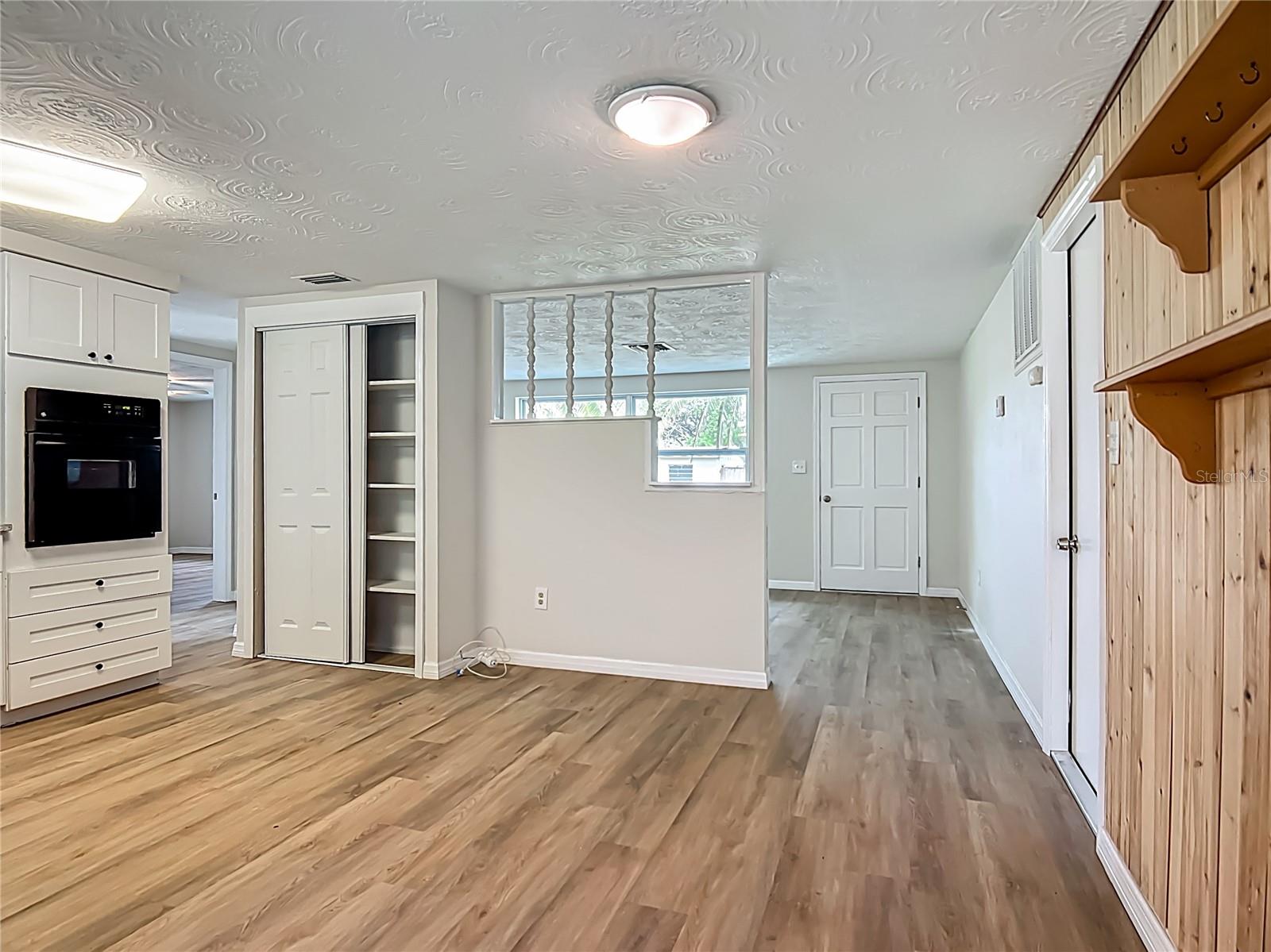 Listing photo id 11 for 6632 Sierra Terrace