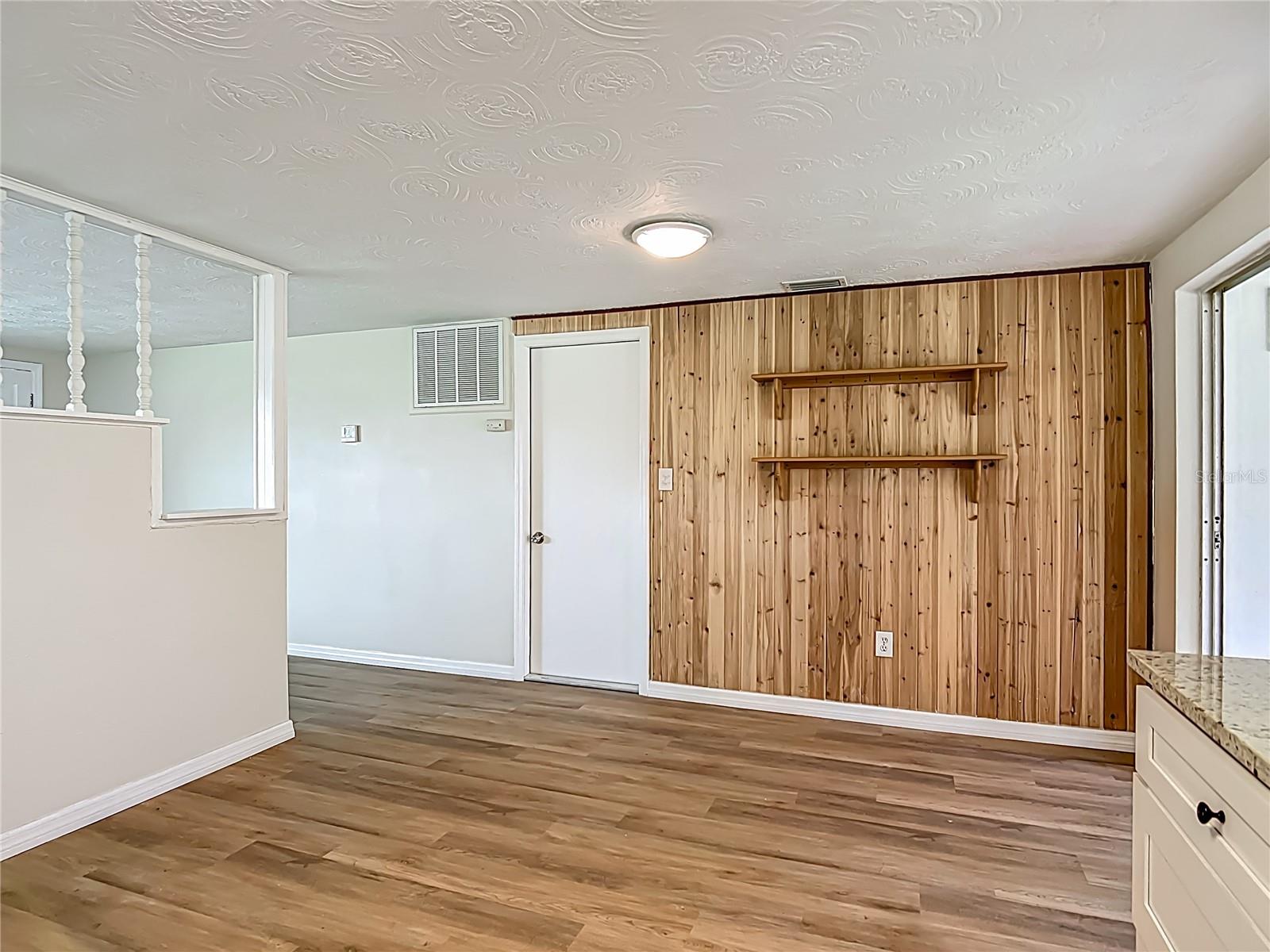 Listing photo id 12 for 6632 Sierra Terrace